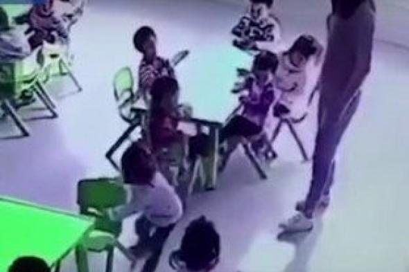 بالفيديو| معلمة تعاقب طفلة بسحب الكرسي قبل جلوسها: "اتكلمت مع زميلتها"