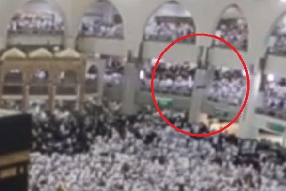 السعودية | شاهد .. لحظة قفز وافد من سطح المسجد الحرام إلى صحن الطواف .. ووفاته في الحال