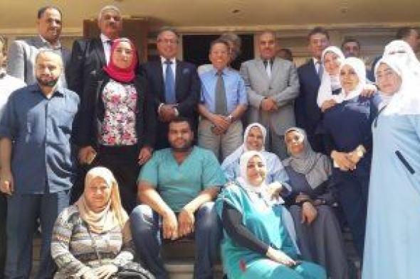 صور.. نقيب أطباء مصر يُكرم أبطال مستشفى الحسين الجامعى بالورود